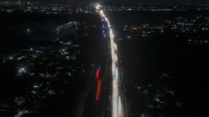 Foto udara sejumlah kendaraan melintas di Jalan Tol Palimanan-Kanci (Palikanci), Jawa Barat, Rabu (27/4/2022). Pada H-5 Lebaran 2022, arus lalu lintas yang melintas di Tol Trans Jawa terpantau ramai. ANTARA FOTO/M Risyal Hidayat/rwa.