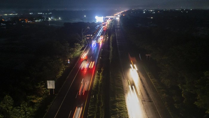 Foto udara sejumlah kendaraan melintas di Jalan Tol Palimanan-Kanci (Palikanci), Jawa Barat, Rabu (27/4/2022). Pada H-5 Lebaran 2022, arus lalu lintas yang melintas di Tol Trans Jawa terpantau ramai. ANTARA FOTO/M Risyal Hidayat/rwa.