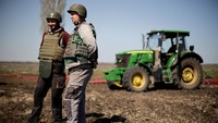 Begini penampakan sejumlah petani di Ukraina saat hendak membajak ladang di kawasan Zaporizhzhia.