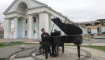 Harmoni Piano di Tengah Reruntuhan Invasi Rusia