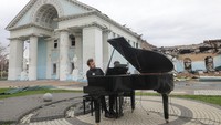 Instrumen piano yang dimainkan seakan menghalau suara-suara perang.