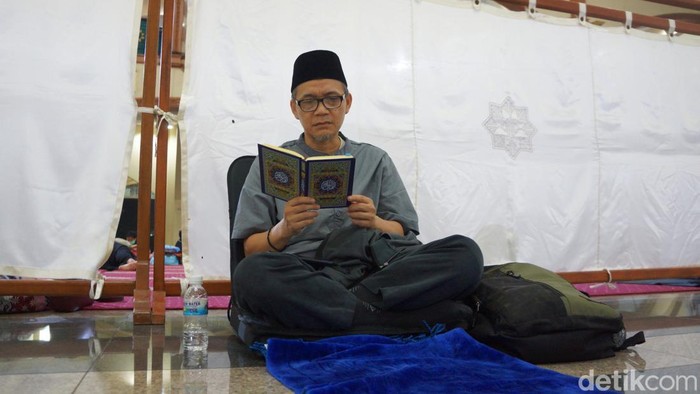 Warga beritikaf di Masjid Pusdai Bandung.