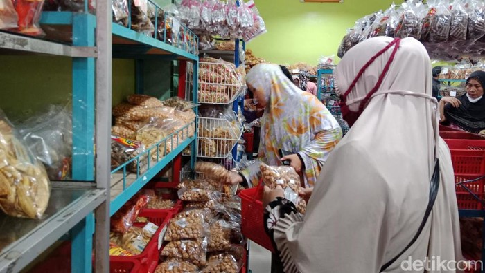 Warga di Medan membeli kue untuk lebaran