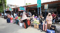 Memasuki H-5 jelang lebaran, Terminal Kalideres terpantau ramai dipadati oleh pemudik dengan tujuan Palembang, Padang, Jawa Timur, Jawa Tengah dan diprediksi puncak arus mudik di Terminal tersebut terjadi pada 27-29 April 2022.   