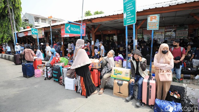 Calon penumpang bus bersama anaknya menunggu keberangkatan di Terminal Kalideres, Jakarta, Rabu (27/4/2022).