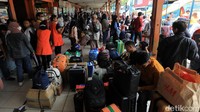 Penumpang dilaporkan sebanyak 1.024 orang. Sementara jumlah bus keluar sebanyak 107 unit.   