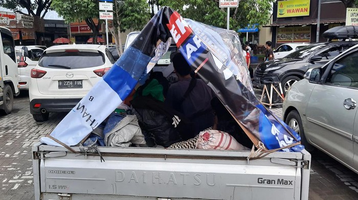 Warga nekat mudik naik bak mobil pikap.