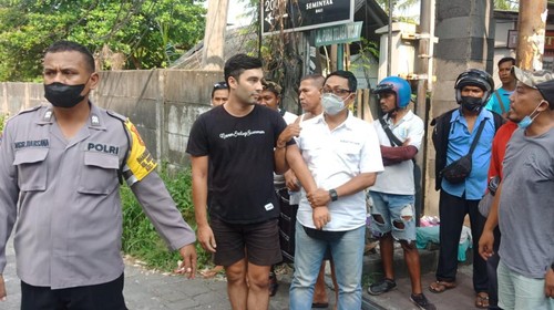 Poliisi saat mengamankan Andrey Nikonov terduga pelaku penipuan di Jalan Petitenget, Kerobokan Kelod, Kuta Utara, Badung.