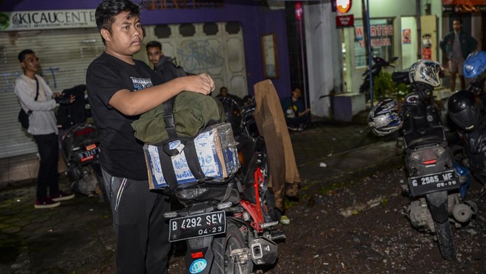 Jalur Pantura di kawasan Cirebon mulai ramai pemudik motor lima hari menjelang Hari Raya Idul Fitri. Berbagai barang ikut dibawa para pemudik di atas motor.