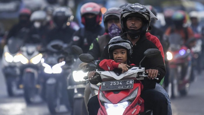 Jalur Pantura di kawasan Cirebon mulai ramai pemudik motor lima hari menjelang Hari Raya Idul Fitri. Berbagai barang ikut dibawa para pemudik di atas motor.