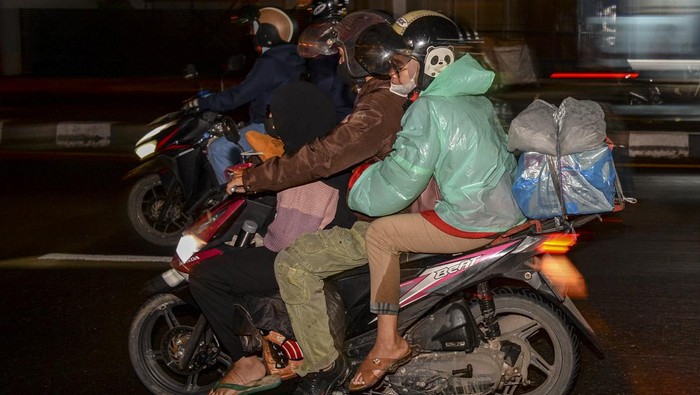 Wuzzz... Pemudik Motor Mulai Ramai di Jalur Pantura Cirebon Jalur Pantura di kawasan Cirebon mulai ramai pemudik motor lima hari menjelang Hari Raya Idul Fitri. Berbagai barang ikut dibawa para pemudik di atas motor.