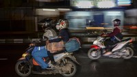 Pemudik dengan mengendarai sepeda motor melintas di kawasan jalur Pantura, Kabupaten Cirebon, Jawa Barat, Rabu (27/04/2022).