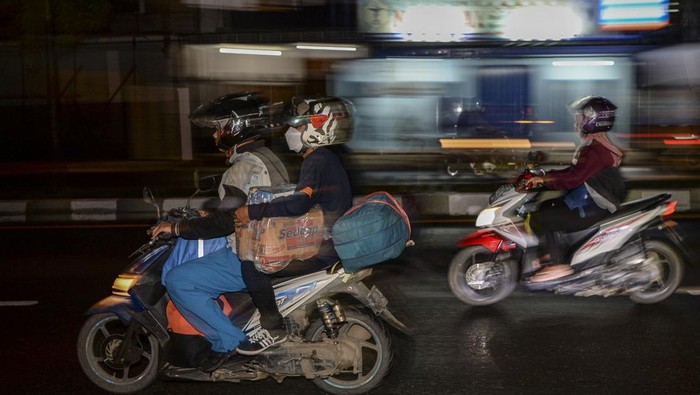 Wuzzz... Pemudik Motor Mulai Ramai di Jalur Pantura Cirebon Jalur Pantura di kawasan Cirebon mulai ramai pemudik motor lima hari menjelang Hari Raya Idul Fitri. Berbagai barang ikut dibawa para pemudik di atas motor.