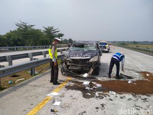 Yaris Tabrak Innova di Tol Ngawi, 7 Orang Dilarikan ke RS
