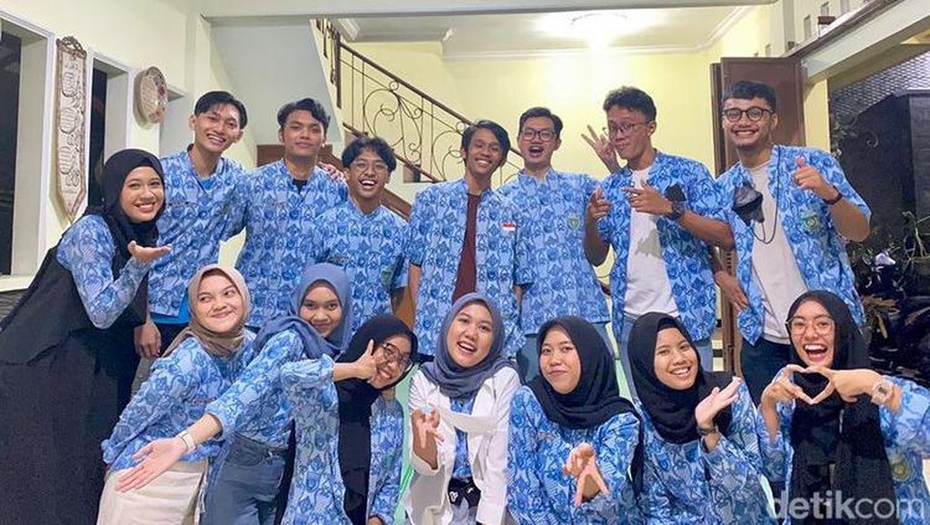 Viral Mahasiswa Bukber Dresscodenya Bikin Salfok, Pakai Seragam Batik SMA