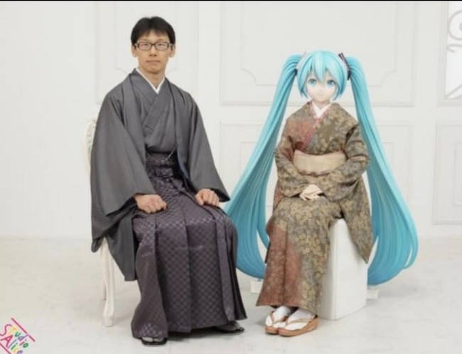 Akihiko Kondo menikahi Hatsune karena dia menemukan cinta, inspirasi dan bisa menjadi pelipur lara pada karakter fiksi tersebut. Foto: Twitter dan Instagram/@akihikokondosk