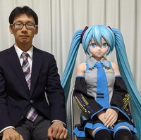 Empat tahun sudah Akihiko Kondo menjalani rumah tangga dengan Hatsune Miku. Mereka menikah dalam upacara sederhana pada 2018. Foto: Twitter dan Instagram/@akihikokondosk