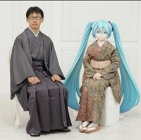 Akihiko Kondo menikahi Hatsune karena dia menemukan cinta, inspirasi dan bisa menjadi pelipur lara pada karakter fiksi tersebut. Foto: Twitter dan Instagram/@akihikokondosk
