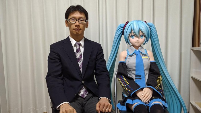 Akihiko Kondo dan Hatsune Miku Akihiko Kondo dan Hatsune Miku