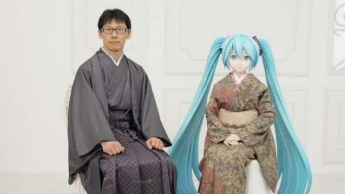 Akihiko Kondo dan Hatsune Miku