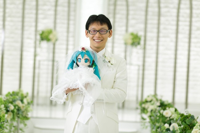 Sosok Hatsune Miku diciptakan berambut panjang warna biru toska dan dikuncir dua. Ia memiliki tinggi badan 158 cm dan berat 42 kg. Musik favoritnya adalah jenis J-pop dan Dance-Pop. Foto: Twitter dan Instagram/@akihikokondosk