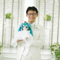 Sosok Hatsune Miku diciptakan berambut panjang warna biru toska dan dikuncir dua. Ia memiliki tinggi badan 158 cm dan berat 42 kg. Musik favoritnya adalah jenis J-pop dan Dance-Pop. Foto: Twitter dan Instagram/@akihikokondosk
