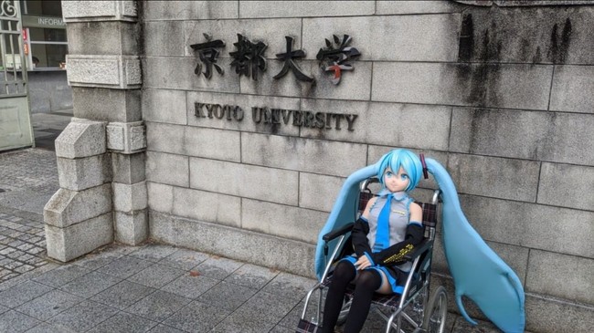 “Saya mencintai Hatsune Miku. Saya sangat bahagia,” tambahnya. Foto: Twitter dan Instagram/@akihikokondosk