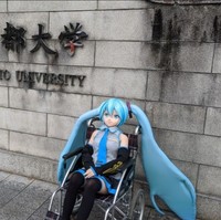 “Saya mencintai Hatsune Miku. Saya sangat bahagia,” tambahnya. Foto: Twitter dan Instagram/@akihikokondosk