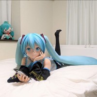 Akihiko pun menceritakan bagaimana Hatsune membantunya meringankan luka batin yang dideritanya karena jadi korban bully di tempat kerja. Foto: Twitter dan Instagram/@akihikokondosk