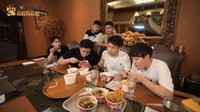 Begini serunya Alshad Ahmad bersama Jerome Polin dan Waseda Boys saat mencicipi aneka ramen yang ditawarkan oleh Kumaw Ramen. Mereka tampak lahap menikmati setiap menunya. Foto: Instagram @alshadahmad