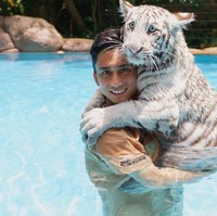 Alshad Ahmad menjadi kontroversi memberikan komentar mengenai kematian tiga harimau Sumatera di Aceh. Alam emang tempat terbaik untuk rumah satwa2 seperti ini. Tapi sekarang hutan kita lagi nggak baik2 aja guys, tulis Alshad dalam Instagram Stories miliknya yang kini sudah menghilang. Ia pun banjir hujatan dari netizen yang menilai komentar tersebut membenarkan pemeliharaan hewan langka di rumah. Alshad sendiri memelihara tiga harimau di rumahnya. Eshan, Jinora, dan Selen, demikian namanya. (Foto: Instagram/@alshadahmad)