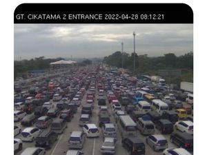 Mobil yang Hendak Keluar Gerbang Tol Cikampek Utama Antre hingga 3 Km