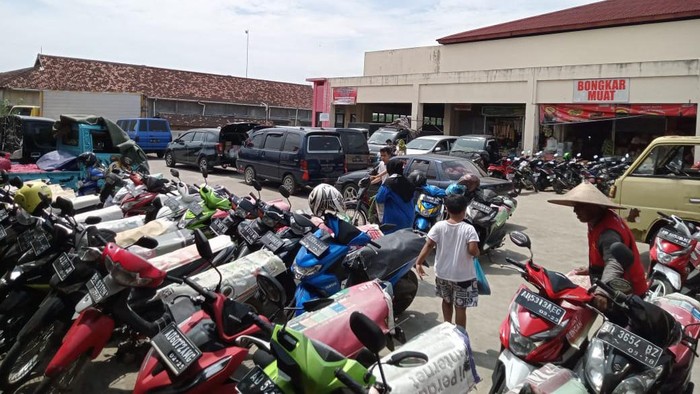 Area parkir Pasar Bung Karno Baturetno, Wonogiri dipadati kendaraan, Kamis (28/4/2022).