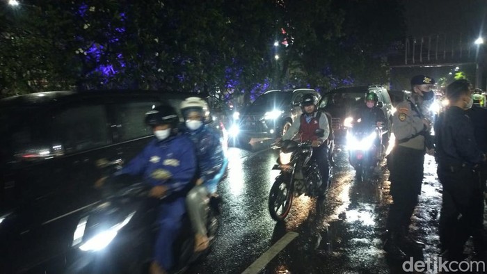 Arus kendaraan di Jalan Ahmad Yani menuju Waru terpantau padat.