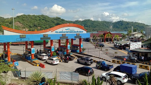 Arus mudik masih terpantau normal di Pelabuhan Lembar Lombok Barat NTB, Kamis (28/4/2022). (Ahmad Viqi/DetikBali)