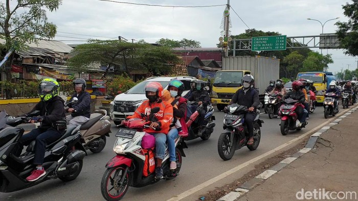 Arus Mudik di perbatasan Bekasi-Karawang