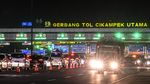 Potret Antrean Kendaraan Saat Tol Japek Berlakukan Contra Flow