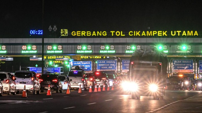 Meningkatnya volume kendaraan picu kemacetan di Tol Jakarta-Cikampek. Guna mengurai kepadatan lalu lintas, sistem contra flow diberlakukan di ruas jalan tol itu