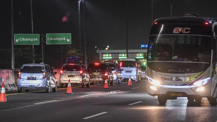 Meningkatnya volume kendaraan picu kemacetan di Tol Jakarta-Cikampek. Guna mengurai kepadatan lalu lintas, sistem contra flow diberlakukan di ruas jalan tol itu