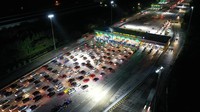 Kemacetan pun mulai terlihat di sejumlah titik ruas Tol Jakarta-Cikampek (Japek) hingga Tol Cikopo-Palimanan (Cipali). Guna mengurai kepadatan lalu lintas, sistem contra flow diberlakukan mulai dari kilometer 47 ruas jalan Tol Jakarta-Cikampek.