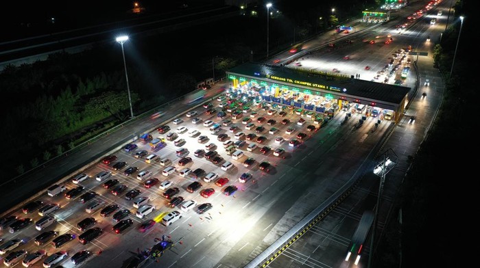 Arus Mudik Meningkat, Tol Jakarta-Cikampek Berlakukan Contra Flow Meningkatnya volume kendaraan picu kemacetan di Tol Jakarta-Cikampek. Guna mengurai kepadatan lalu lintas, sistem contra flow diberlakukan di ruas jalan tol itu
