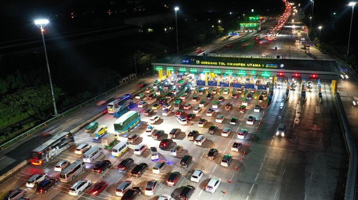Arus Mudik Meningkat, Tol Jakarta-Cikampek Berlakukan Contra Flow Meningkatnya volume kendaraan picu kemacetan di Tol Jakarta-Cikampek. Guna mengurai kepadatan lalu lintas, sistem contra flow diberlakukan di ruas jalan tol itu