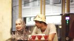 Kompak! Arya Saloka Punya Momen Ngopi dan Makan Pasta Seru Bareng Istri