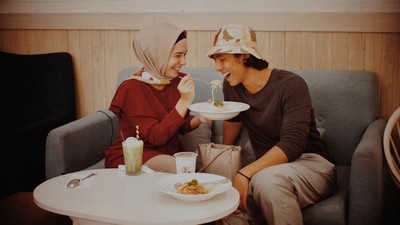 Kompak! Arya Saloka Punya Momen Ngopi dan Makan Pasta Seru Bareng Istri