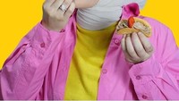 Kompak dengan sang suami, Putri Anne juga termasuk foodies. Lihat saja posenya ketika menikmati makanan. Seru banget ya! Kira-kira sedang makan apa nih?  Foto: Instagram @arya.saloka