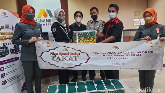 Bank Mega Syariah salurkan paket zakat sembako senilai Rp 30 juta dari total Rp 16,7 miliar.