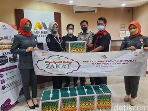 Mega Syariah Surabaya Salurkan 130 Paket Zakat