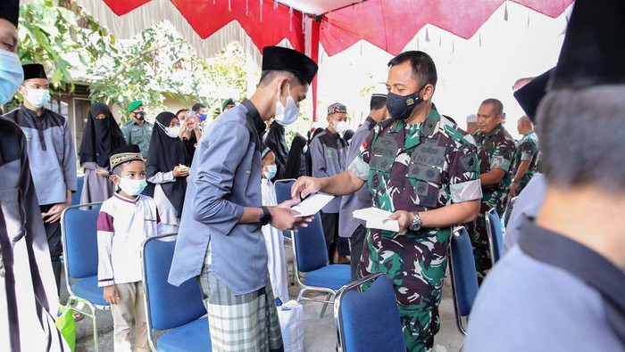 Bantuan Sembako untuk Warga Tidak Mampu di Kalbar Kodam XII Tanjungpura gelar baksi sosial di bulan Ramadan. Mereka menyalurkan sembako bagi masyarakat kurang mampu di Kalimantan Barat.