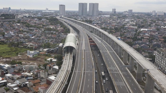 Sejumlah polisi mengatur lalu lintas di depan Jalan Layang Mohammed Bin Zayed (MBZ) Cikampek KM 10 yang ditutup sementara di Bekasi, Jawa Barat, Kamis (28/4/2022). Penutupan jalan layang MBZ dari pukul 07.00 WIB tersebut akibat kepadatan kendaraan di Jalan Tol Jakarta-Cikampek di wilayah Karawang dan akan dibuka bila lalu lintas kembali lancar. ANTARA FOTO/ Fakhri Hermansyah/nym.