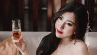 Seru, memperluas wawasan, terutama di dunia Pak Hotman dengan banyak orang-orang hebat, kata Bella Sulian soal pengalamannya jadi aspri Hotman Paris. (dok. Instagram @bellasulian)